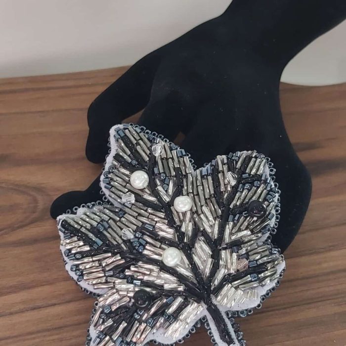 Брошка сребърно листо