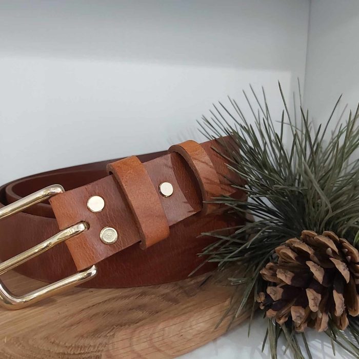 Кафяв кожен колан със златна катарама