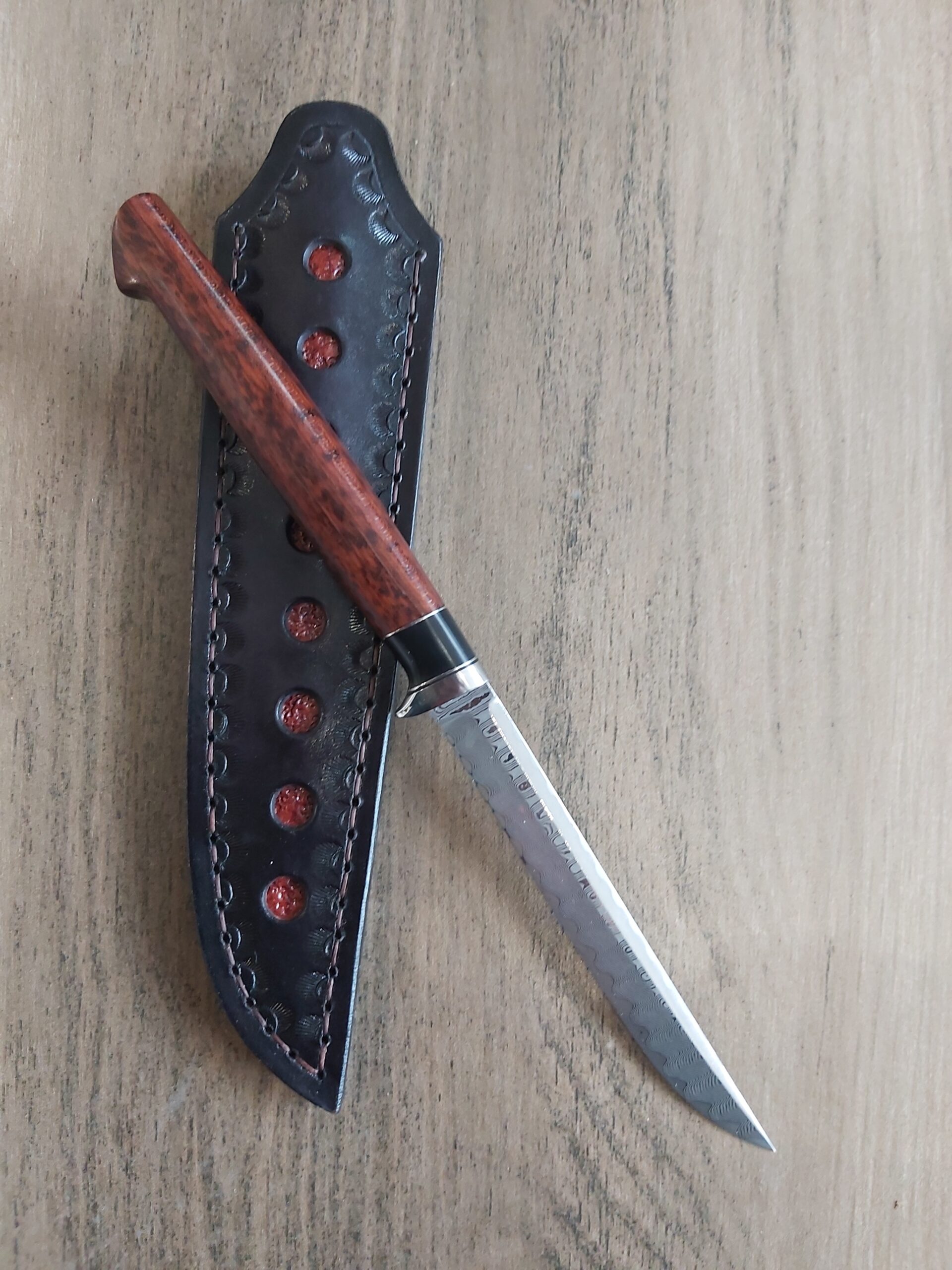 Нож за мезе с дръжка от змийско дърво