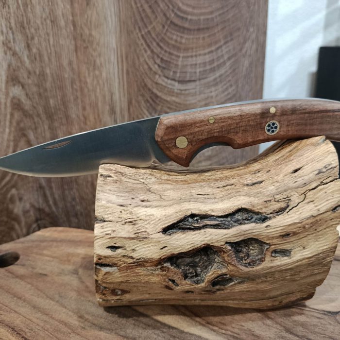 Сгъваем нож с орехова дръжка